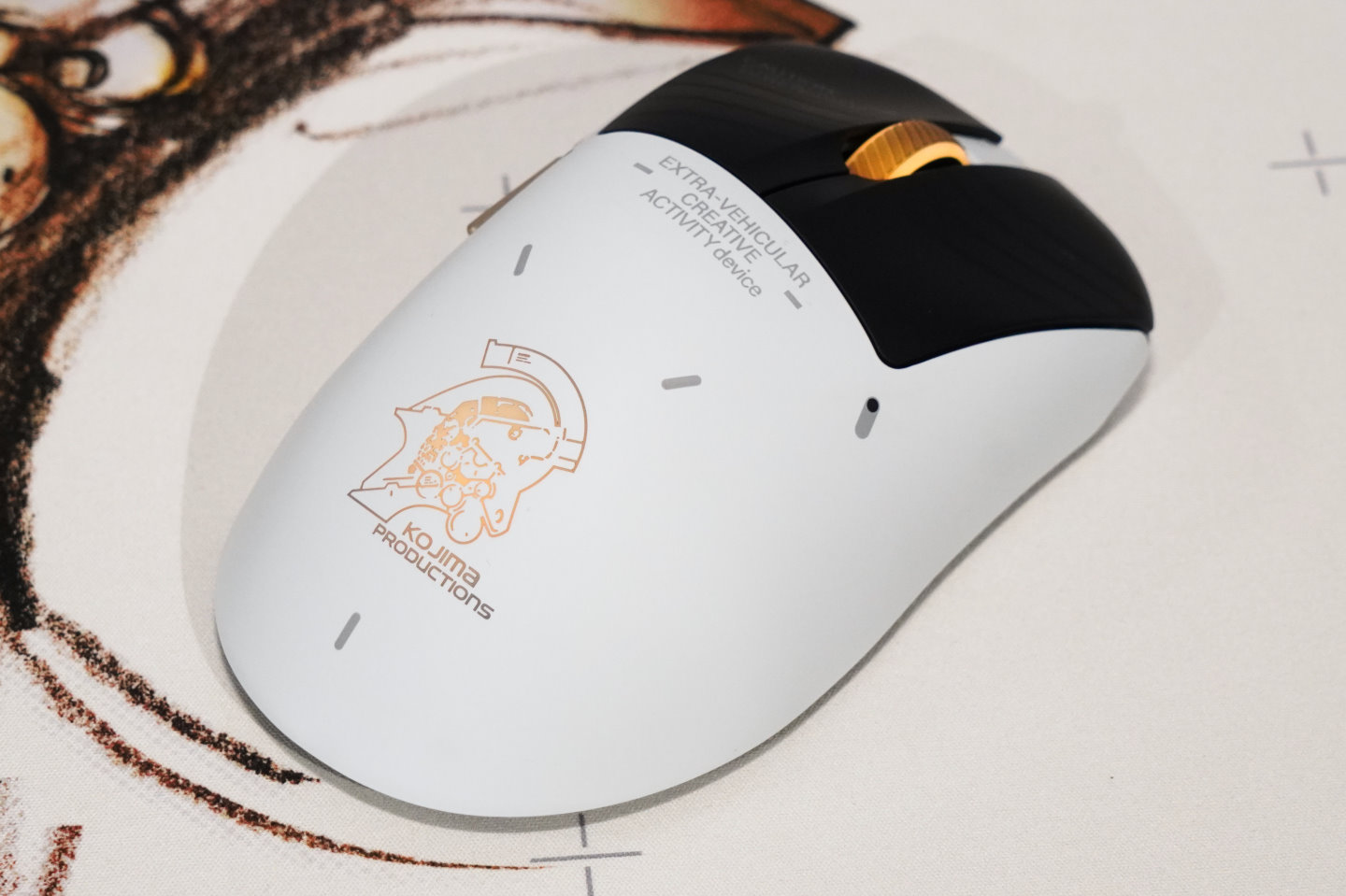 滑鼠正面具有金色的小島工作室標誌。