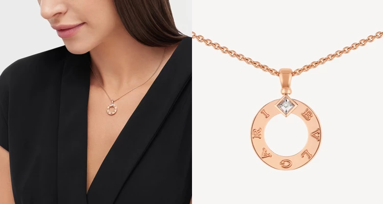 如果覺得單純一顆鑽石太過低調，那麼寶格麗這款「Bvlgari Bvlgari」項鍊就很值得一看。玫瑰金搭配圓形吊墜，中央鑲嵌約0.09克拉鑽石，經典的雙品牌字樣更讓整體多了一點辨識度。它不是甜美型的珠寶，而是帶著寶格麗特有的俐落與大器，非常適合40歲左右的女性，簡單一件素色上衣就能把它戴出成熟又有自信的氣場。（商品價格約：NTD 91,200）