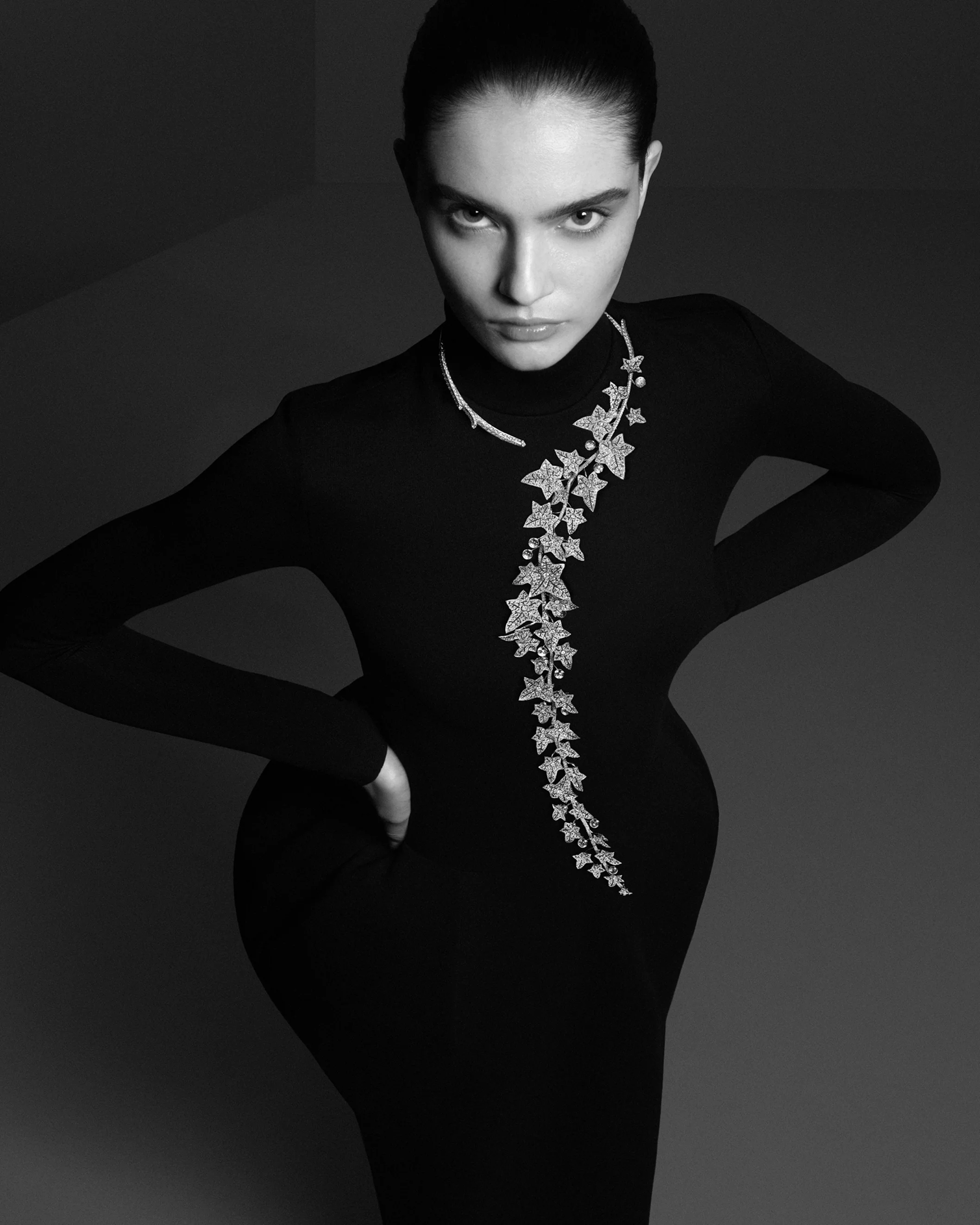 在一個習慣將自然「美化」的年代，寶詩龍先生卻偏愛未經修飾的生命狀態。當別人追捧玫瑰與百合，他鍾愛的則是不按牌理生長的常春藤。對他而言，自然之美並不在於被修剪後的完美輪廓，而在於其真實、野性且持續生長的狀態。今年的收尾作品〈The Untamed〉，正是這份觀點的具體呈現，將經典問號項鍊的輪廓延伸至近乎人體藝術的比例，鑲嵌鑽石的藤蔓沿著身體曲線自然垂落，隨動作擺盪，彷彿正在生長。整體結構可拆卸、可轉換，透過多重關節系統，回應不同佩戴方式與身體姿態。水晶雕琢的果實、逐片製作的葉片，以及輕顫結構所帶來的細微律動，使作品不再只是對自然的描寫，而是近乎模擬生命本身的節奏與呼吸。它野性卻精準，證明自由與工藝從來不是對立面，而是可以相互成就的核心價值。