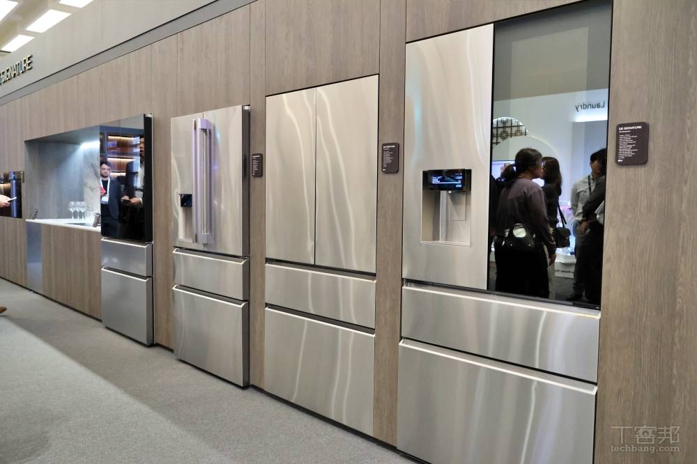 LG 展示新款冰箱，採用零間隙設計，即使靠牆擺放仍可完整開門，並調整高度至 1860 mm，以改善上層層架取用的便利性。