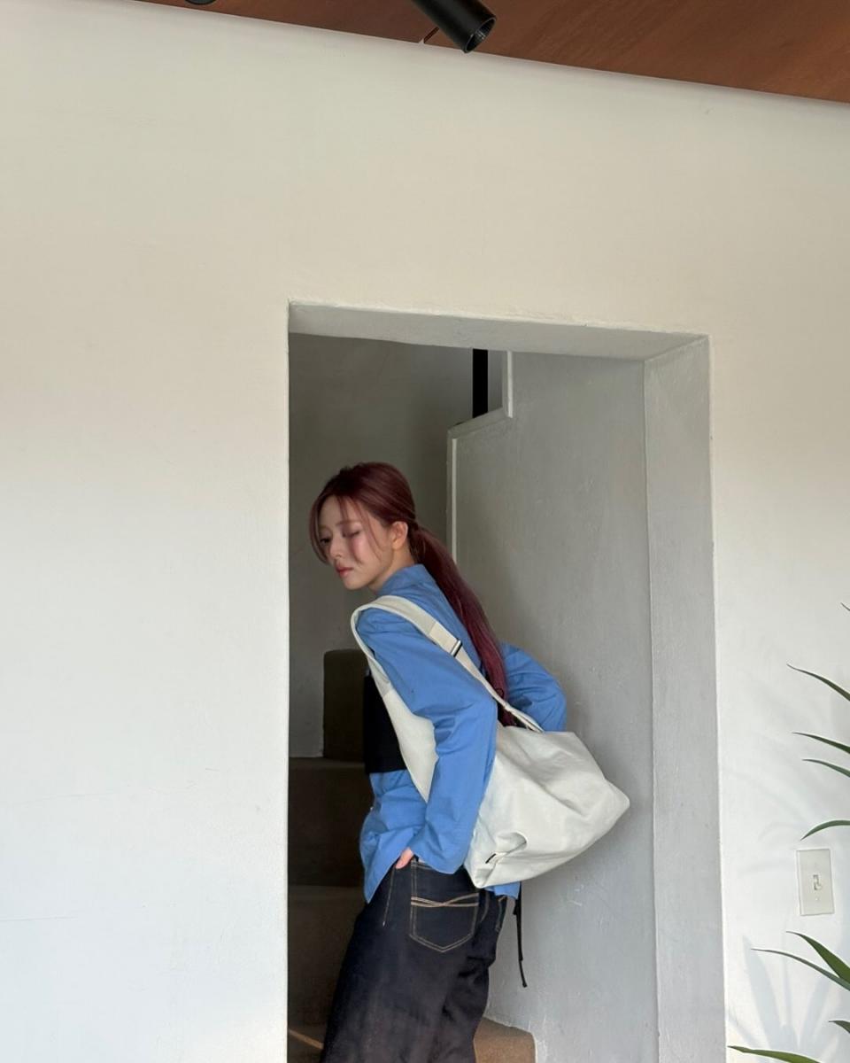 申有娜這款白色大包，是來自於韓國品牌 Beanpole。