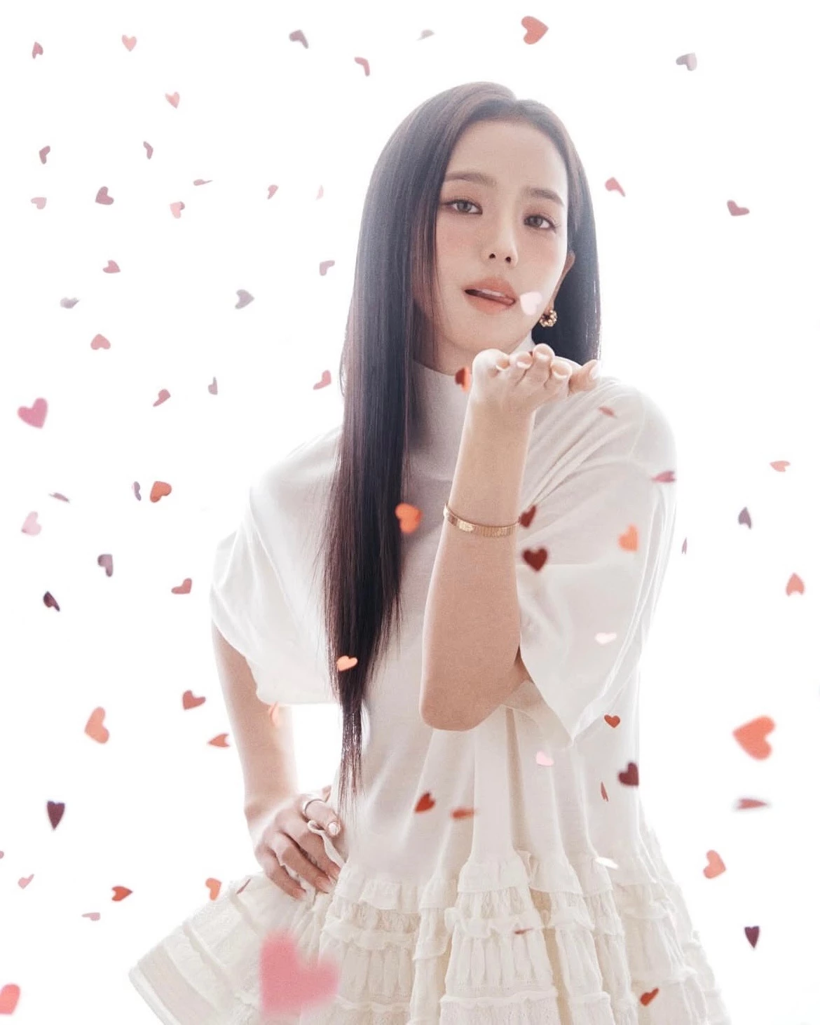 第三名則是 BLACKPINK 顏值擔當 Jisoo 拿下，Jisoo 的魅力不在過度銳利的五官，而在非常協調的臉部比例與帶有古典感的氣質，無論是淡妝到華麗舞台妝，正式禮服到簡單便服，她都能呈現出甜美又高貴又不失距離感的視覺效果。