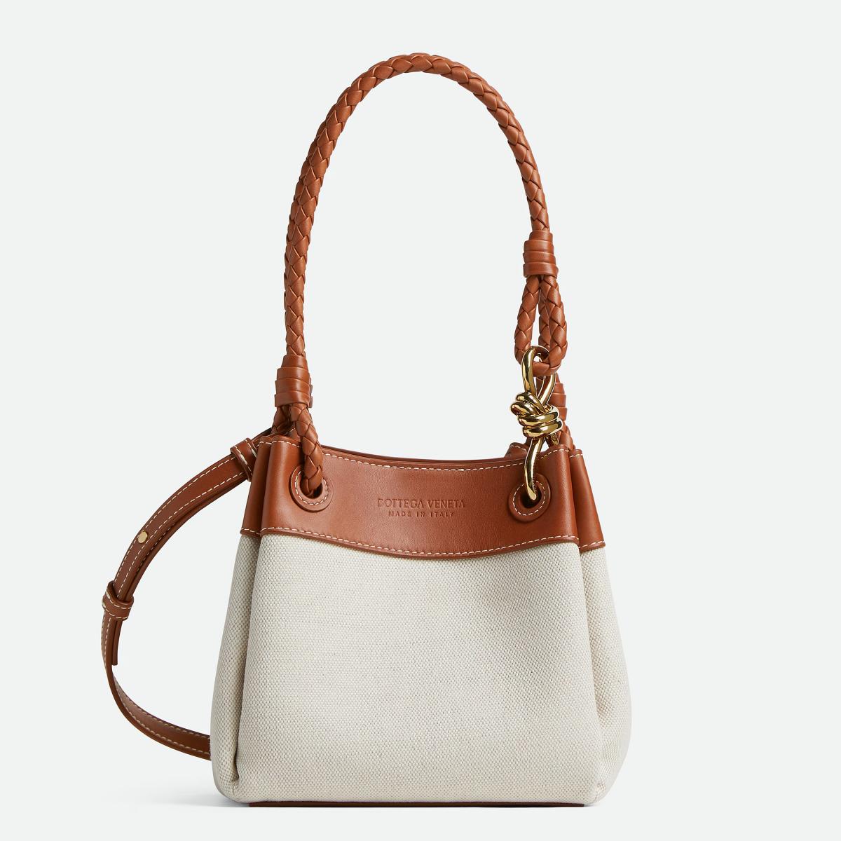 帆布與皮革組合的包款，總能給人更為輕鬆、隨性的意象。被戲稱為降落傘包的「Parachute」在今年夏日推出的新款中，變以帆布與皮革做結合。