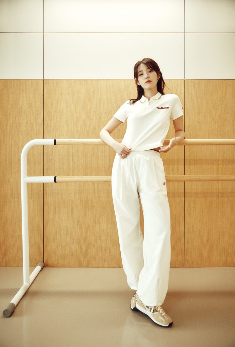 New Balance找來品牌大使IU以三套造型演繹471鞋款。