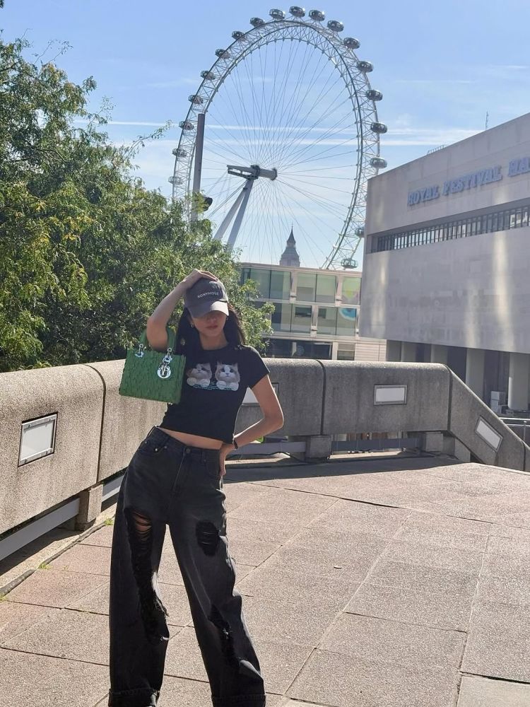 近日，Jisoo在仁川機場亮相時拎著2026春夏最新「Lady Dior」手袋，更將這股意象具象化。