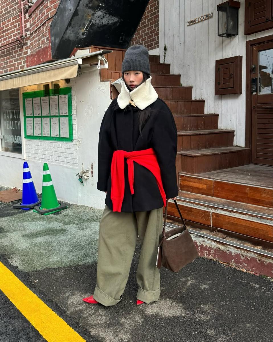 最後，也是最容易被忽略的一點是，紅色穿搭一定要留有「呼吸空間」。無論是露出脖頸、手腕，或保留大片素色區域，這些「留白」都是讓紅色不顯俗氣的關鍵。畢竟，紅色本身就很有存在感，不需要每個角落都被填滿。懂得留白的紅色穿搭，看起來反而更從容，也更符合穿衣美感。