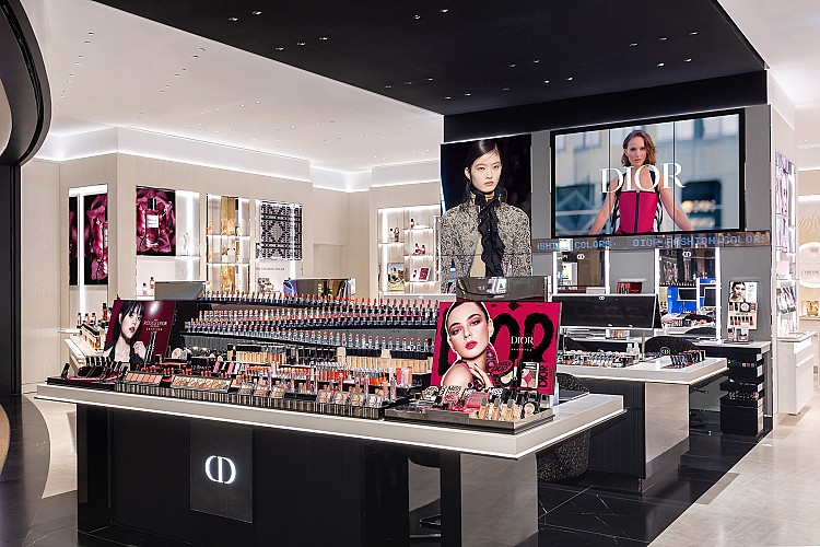 美妝旗艦店特別以迪奧先生的迎賓宅邸為設計啟發