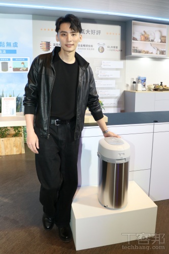 Panasonic 廚餘機 MS-N53，主打就是讓處理廚餘這件麻煩事，變得更乾淨輕鬆沒負擔，其配備 6L 大容量設計，一次能處理 2 公斤廚餘，最多可以累積放 7 天，還能把廚餘量減少到原本的七分之一，大幅降低倒垃圾的頻率。預計今年七月在台上市。