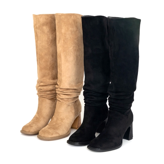 D+AF 慵懶嬉皮西部堆堆長靴｜秋冬必備顯瘦西部風靴款，麂皮材質與修飾線條兼具質感與時尚，木紋鞋跟細節，營造多層次廢土風造型。