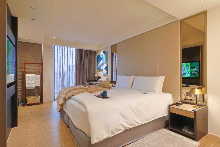 搭配「嗨FUN高雄卡哇伊」住房專案，「雅緻雙人房」含早餐3,696元起，房間還有落地窗引入充足自然光。（圖／楊澍攝）