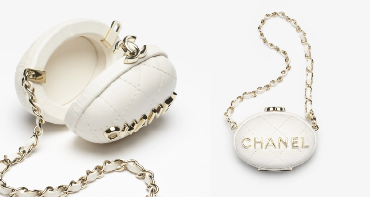 Chanel的迷你包小吊飾，完美結合了自然休閒感與奢華質感。粉白色系帶來了輕盈的春日氛圍，搭配閃耀的金色金屬細節，不論是包釦、鏈條帶還是品牌標誌，都散發出低調而精緻的奢華感。