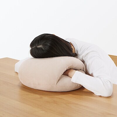 午睡用柔軟多用途靠枕最大亮點是內側口袋設計，午休趴睡時可將雙手自然穿入，立刻撐起頭部高度，減少手麻與壓痕困擾