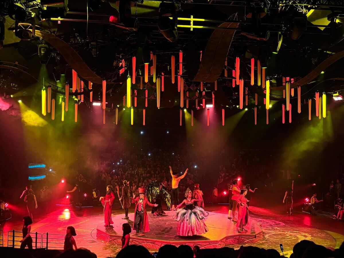 香港迪士尼 20 週年＋萬聖月全攻略｜首度無人機夜間匯演、限定反派派對、Trick-or-Treat 一次玩到滿