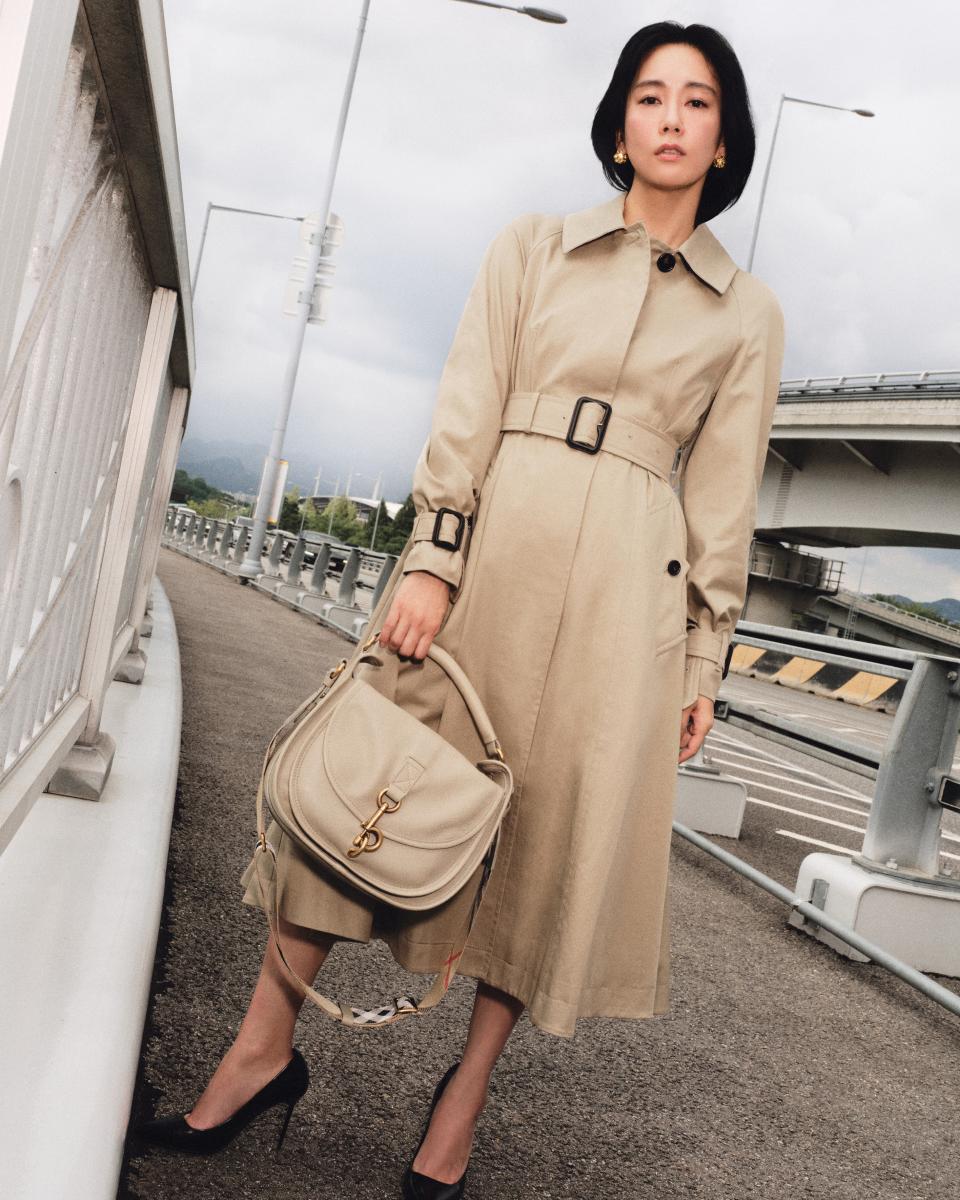 日星水川麻美身著品牌標誌性得風衣，她將大衣以類似成套洋裝的形式穿搭