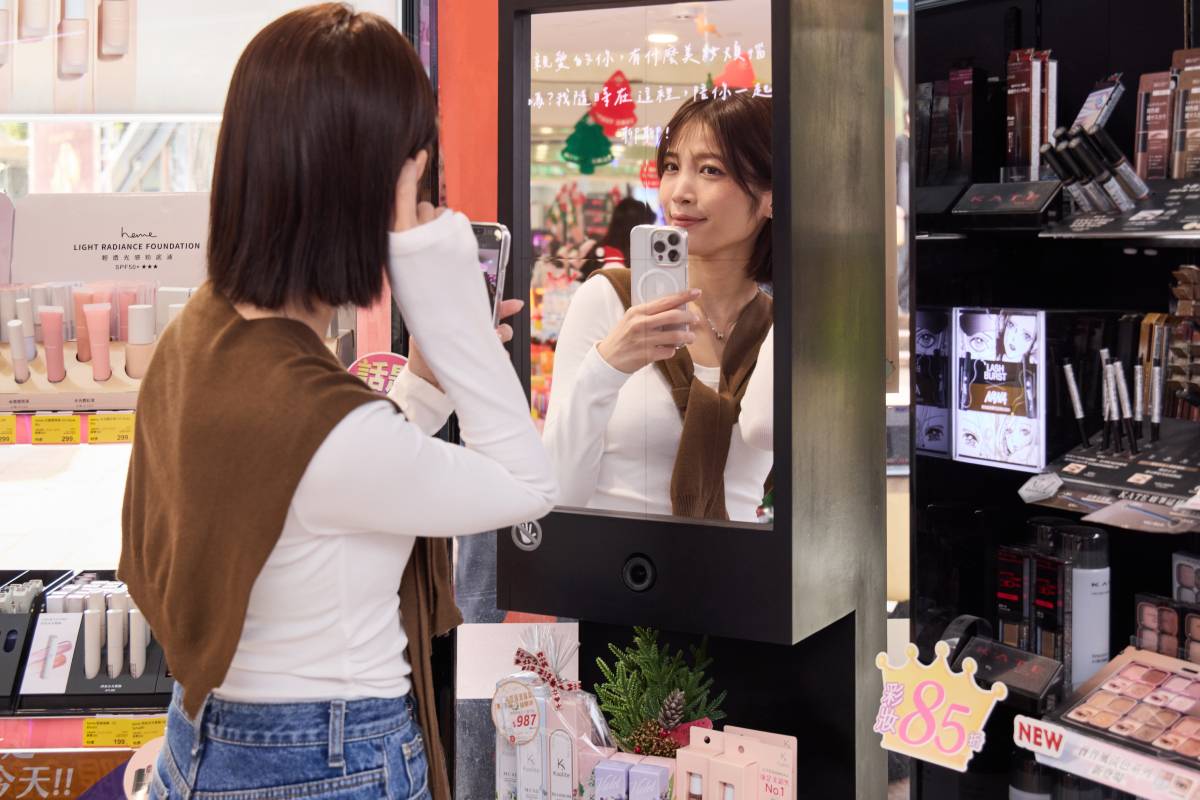 宛如童話魔鏡真實上演：群創 Micro LED 顯示器結合 AI 辨識進駐藥妝店