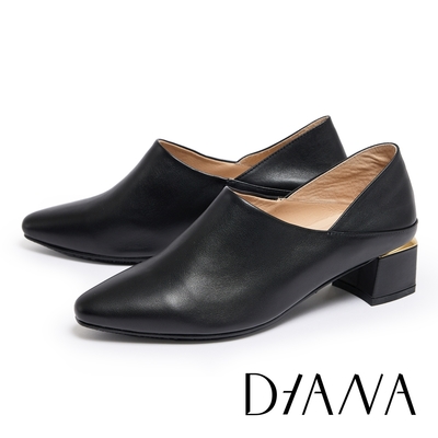 DIANA 率性簡約真皮尖頭粗跟踝靴-黑色