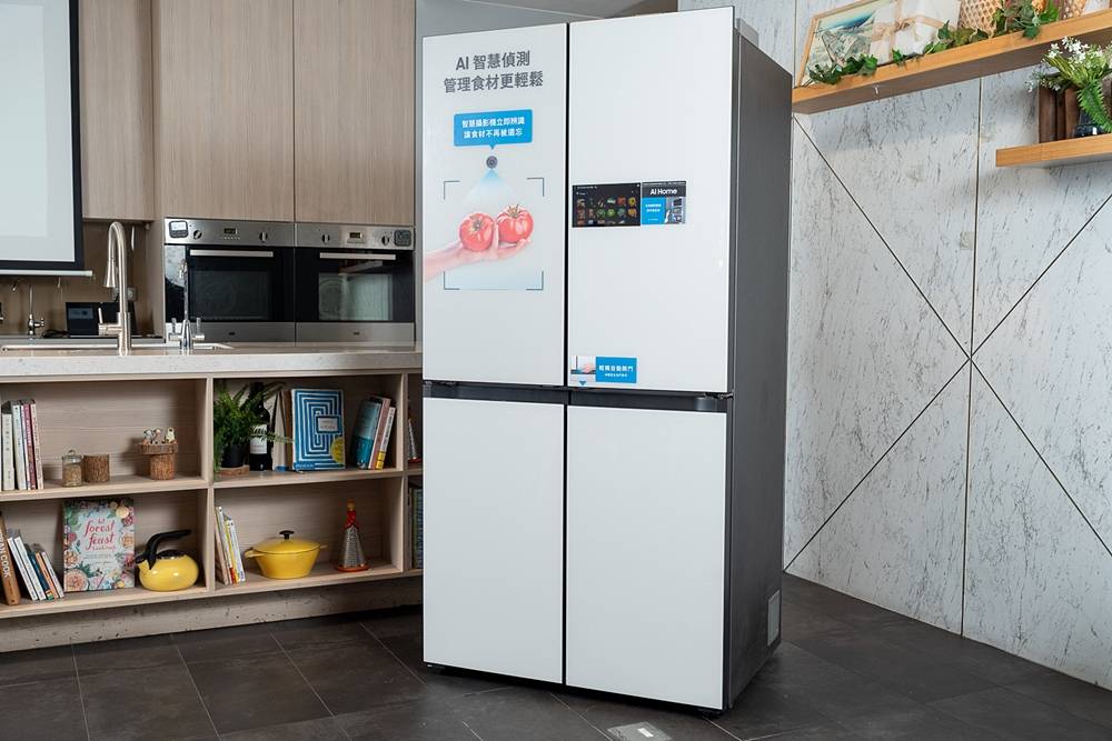 三星推出 Bespoke AI Hybrid 四門冰箱，搭載 9 吋觸控螢幕與食材偵測功能