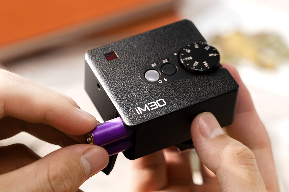 神牛發表全新迷你小閃光燈Godox iM30，方正造型充滿復古味，建議售價約NT$1,200