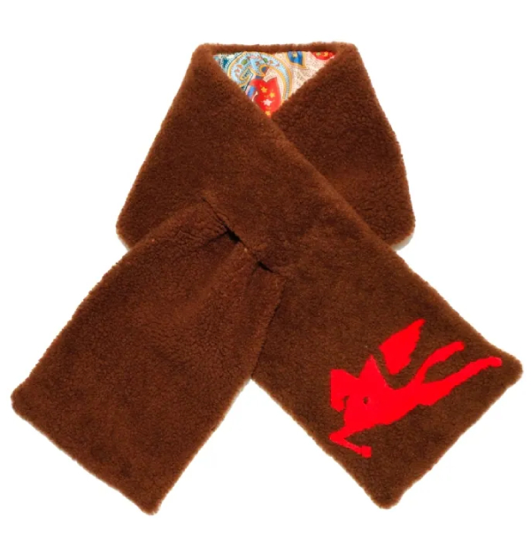 這款Etro雙面印花毛料圍巾，採用高級混紡面料製成，材質包括100%兔毛、100%羊毛與96%絲綢，觸感柔軟細膩，兼具保暖與輕盈感。