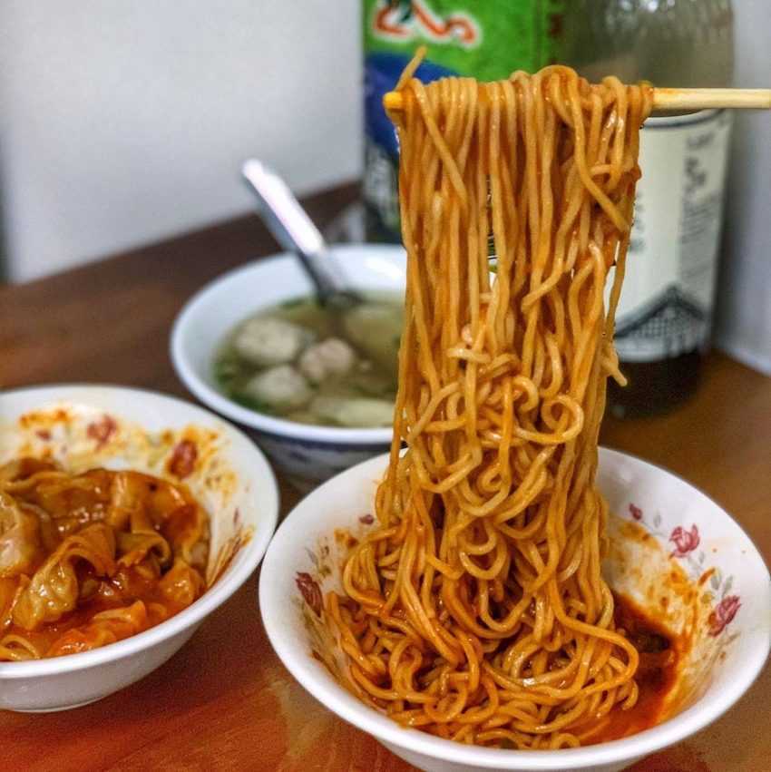 宜蘭美食｜推薦在地小吃「蘭陽香辣麵」，與香辣炒手是必點組合，麵煮得Ｑ彈有勁不軟爛，配上香辣帶點魚蝦味的醬汁簡單又美味。