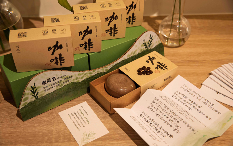 阿原21周年限定咖啡皂蘊含細緻咖啡顆粒，洗沐時帶來溫和摩擦感，洗後肌膚倍感清爽。（圖／品牌提供）