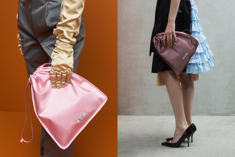 本季配件中，Prada以嶄新的Logo語言開啟話題。標誌性的倒三角鐵牌被暫時收起，取而代之的是放大的繩索橢圓徽章，巧妙嵌入外套胸口與包袋設計，為系列注入全新識別。