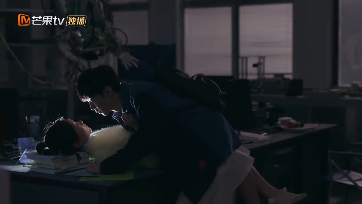 陸劇8大劇情老梗！現代劇的水管很容易破，頭髮卡對方衣服，古裝劇長跪不起必下雨！