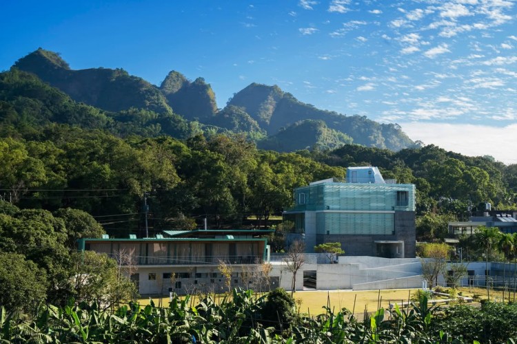 位於南投草屯九九峰山麓的毓繡美術館，由台灣中生代建築師廖偉立設計、清水工坊施作。