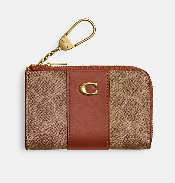 提到「國民精品」，絕對少不了Coach的身影，而這款L型經典C字Signature帆布鑰匙零錢包，不僅是許多人入精品坑的首選，更是送給務實派媽媽最不出錯的滿分禮物。耐髒、防磨的特性，讓媽媽在使用時完全不必小心翼翼；中央拼接的焦糖色皮革與精緻的金色Logo，則在樸實中點綴出大氣質感，完美平衡了親民的價格與高端的「高CP值」實用性。（商品價格約：NTD 4,500）