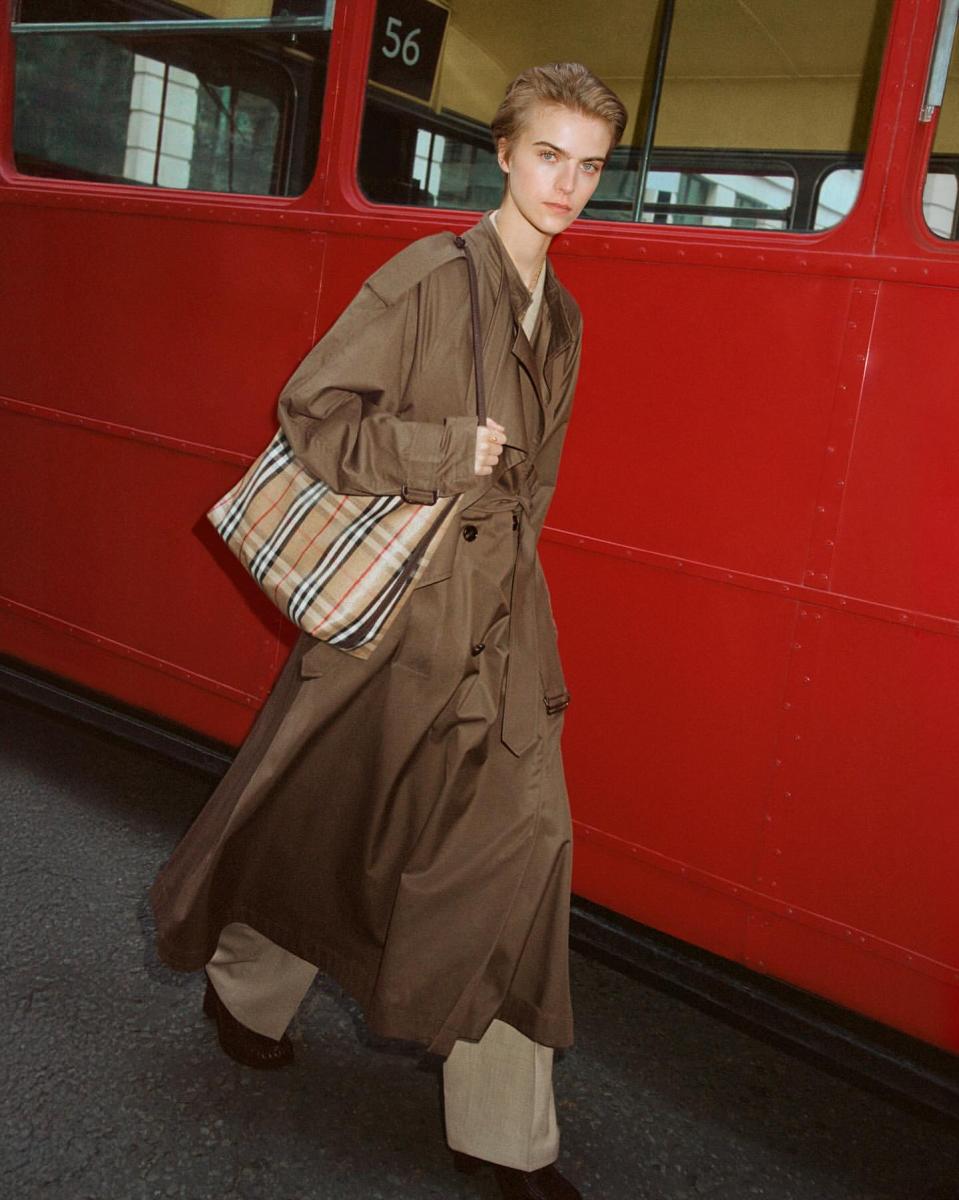 Burberry 的風衣在百年的演化下，以形成各種不同的樣態，我們在這裡整理薦 4 款實用與造型兼具的風衣，讓妳在這個冬季，可以找到一件能禦寒，又有時尚感的外套。