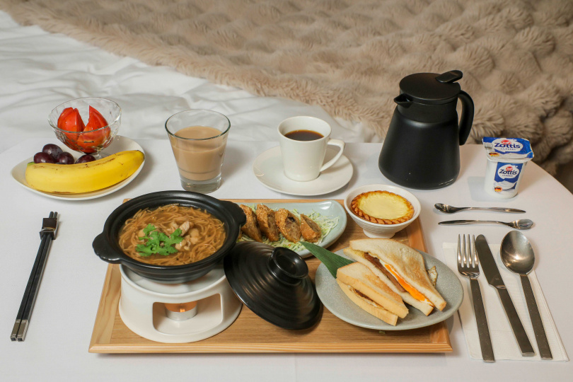 許多中北部旅客到南部都喜歡朝聖丹丹漢堡，「天成逸旅－舶寓高雄」最受歡迎早餐之一便集結了丹丹人氣菜色與在地的老江紅茶牛奶。（圖／楊澍攝）