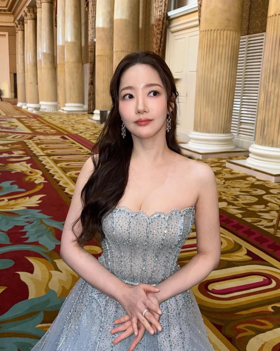 朴敏英捲髮髮型推薦3：波紋捲