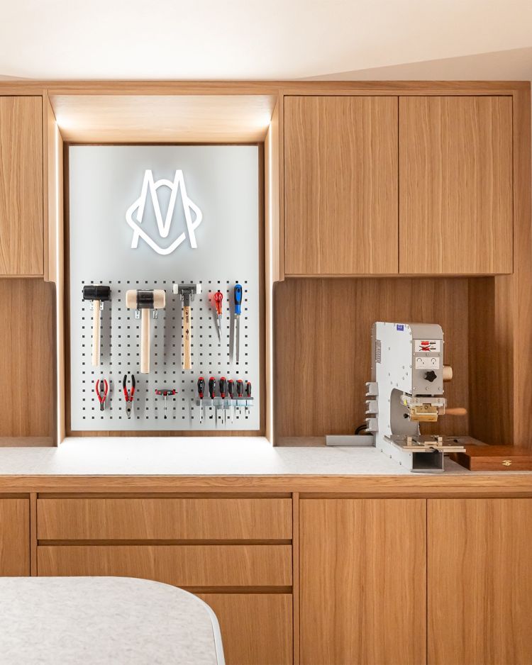 行李箱行走不順或發出異音時，建議先以毛刷或乾布清除輪組灰塵，再進行適度檢查。