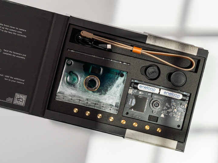 【20MP】:: 精裝相機禮盒(含記憶卡及鏡頭) :: 輕質翠玉白菜，建議售價：NT$7,200（含相機主機板  x 1、輕質翠玉白菜相機殼 x 1、木紋手掛 x 1、廣角特效鏡頭 x 1、微距特效鏡頭 x 1、64GB SD 記憶卡 x 1、USB C to C 線 （充電及傳輸）x 1、黃銅螺絲 x 2、特效鏡頭(廣角+微距）x 2、eneloop AAA 標準款充電電池 x 2）