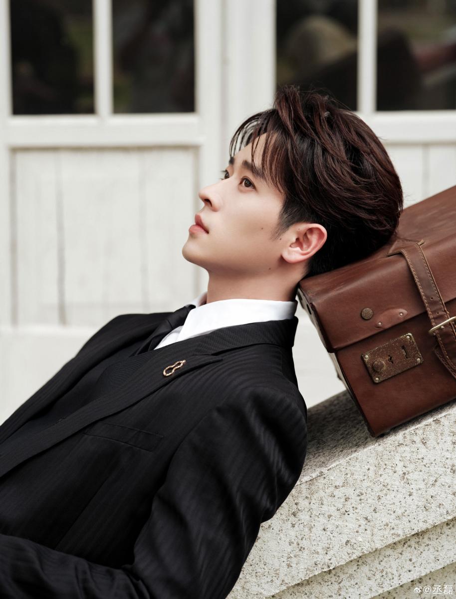 「丞磊」其實是藝名，本名楊輝翔，是他從一堆名字中挑中的，直覺選擇、簡單好記。