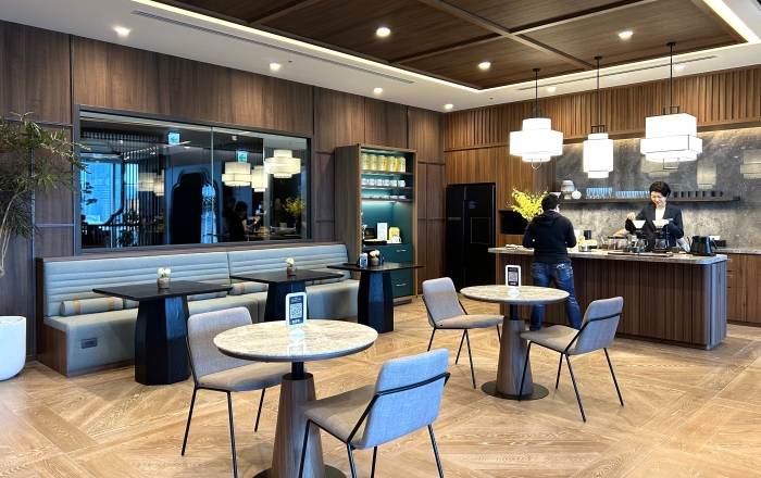 JustCo THE COLLECTIVE 共享辦公室配備升降桌＋人體工學椅，每日提供早餐還有駐點調酒師