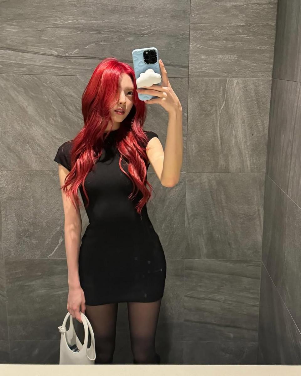 在申有娜過去的一套穿搭中，她手拎一只可愛的半月小提包，該包款是來自於法國老牌Courrèges！