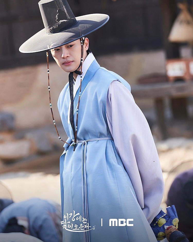 除了兩位主演外，《月亮在江邊流淌》還集結了《愛的迫降》最帥忙內李新英，他飾演王的嫡長子，出生後因母后遭誣陷後廢位，性格中帶有孤獨與失落。