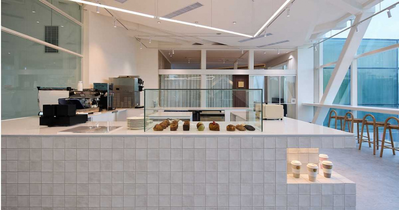 兩間餐廳進駐的場域位於北美館修繕後重新開放的南進門二樓，巧妙利用了原本幾何線條與三面通透採光的建築特色。（圖／MMHG提供）