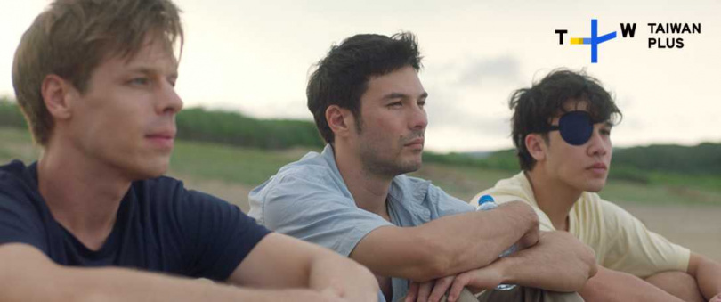 《陌路兄弟》由瑞士導演瑪莉亞．尼科里埃爾（Maria Nicollier）執導，鳳小岳、台灣原住民加法國混血新人演員納曜（Elliot Malvezzi）及瑞士演員皮耶安東尼．杜比（Pierre-Antoine Dubey）主演，另有林慶台、葉全真驚喜客串。（圖／TaiwanPlus）