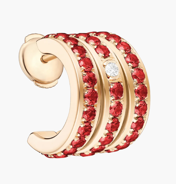 Piaget經典的「Possession」系列，絕對是珠寶界最能玩出“趣味感”的代表作。此系列結合了珍貴的金質與絢麗鮮豔的彩色寶石，而最迷人之處，就在於那招牌的「旋轉」設計。無論是在指尖、頸間還是今篇介紹的耳下…透過巧妙機關設計，都能隨著你的動作自由轉動，感受其變化性。