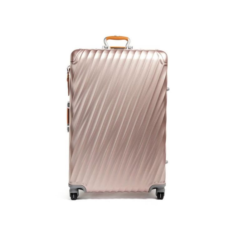​  ​以商務機能聞名的Tumi，近年在色彩上也更多元。19 Degree Aluminum系列主打鋁合金結構耐衝擊機能，帶點粉色調的胭脂色在實用之餘，也替偏功能取向的設計增添視覺亮點。