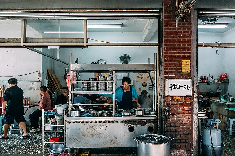 「福州麵店」沒有華麗招牌，只有老闆俐落的手勢、鍋裡翻滾的湯聲，與剛起鍋的麵香。
