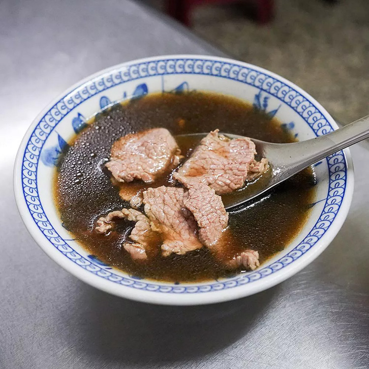 在台南，提到羊肉湯，多數老饕第一個想到的就是已有70年歷史的「蓮霧腳羊肉湯」。