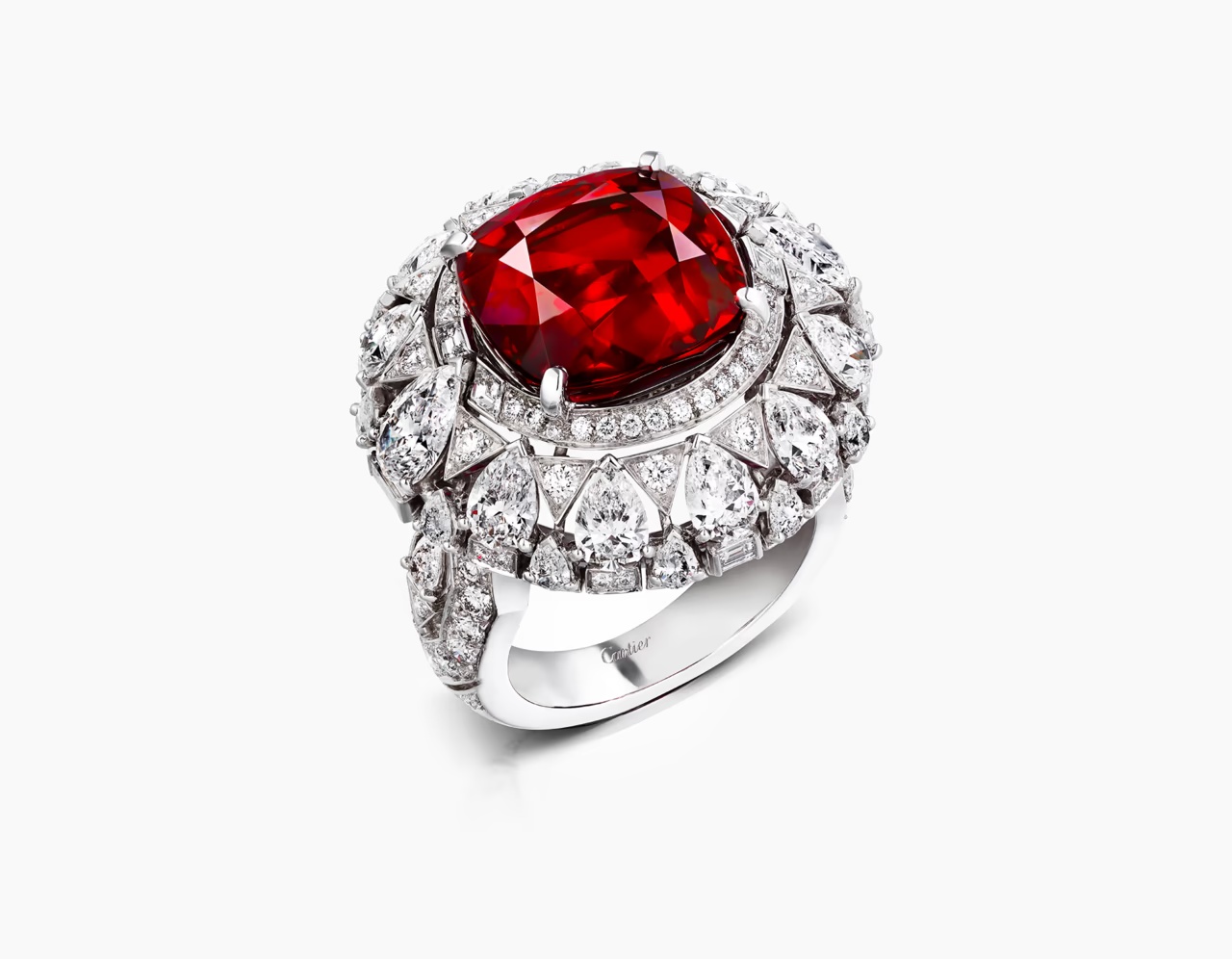 紅色寶石，就像愛情的不同篇章，有的熱烈如火焰，有的溫潤似夕陽，有的則神秘如夜空中的星光。從珍稀昂貴到日常親和，每一顆紅色寶石都承載著屬於自己的故事與能量。