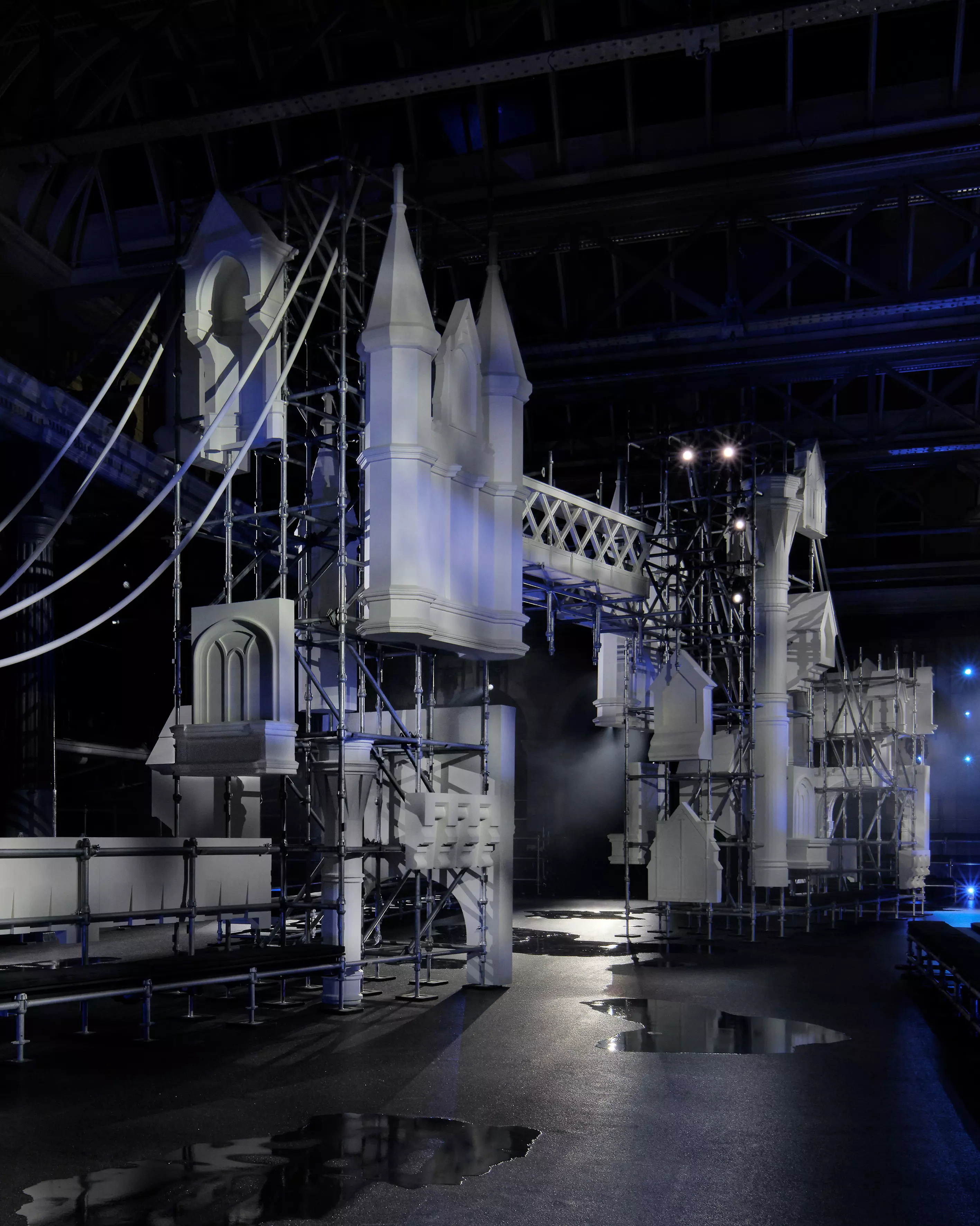 秀場選在Old Billingsgate，重建的倫敦塔橋被鷹架包裹，街燈打亮鋼架輪廓。FKA twigs的配樂在空間裡流動，城市的模糊感被轉化成旋律。