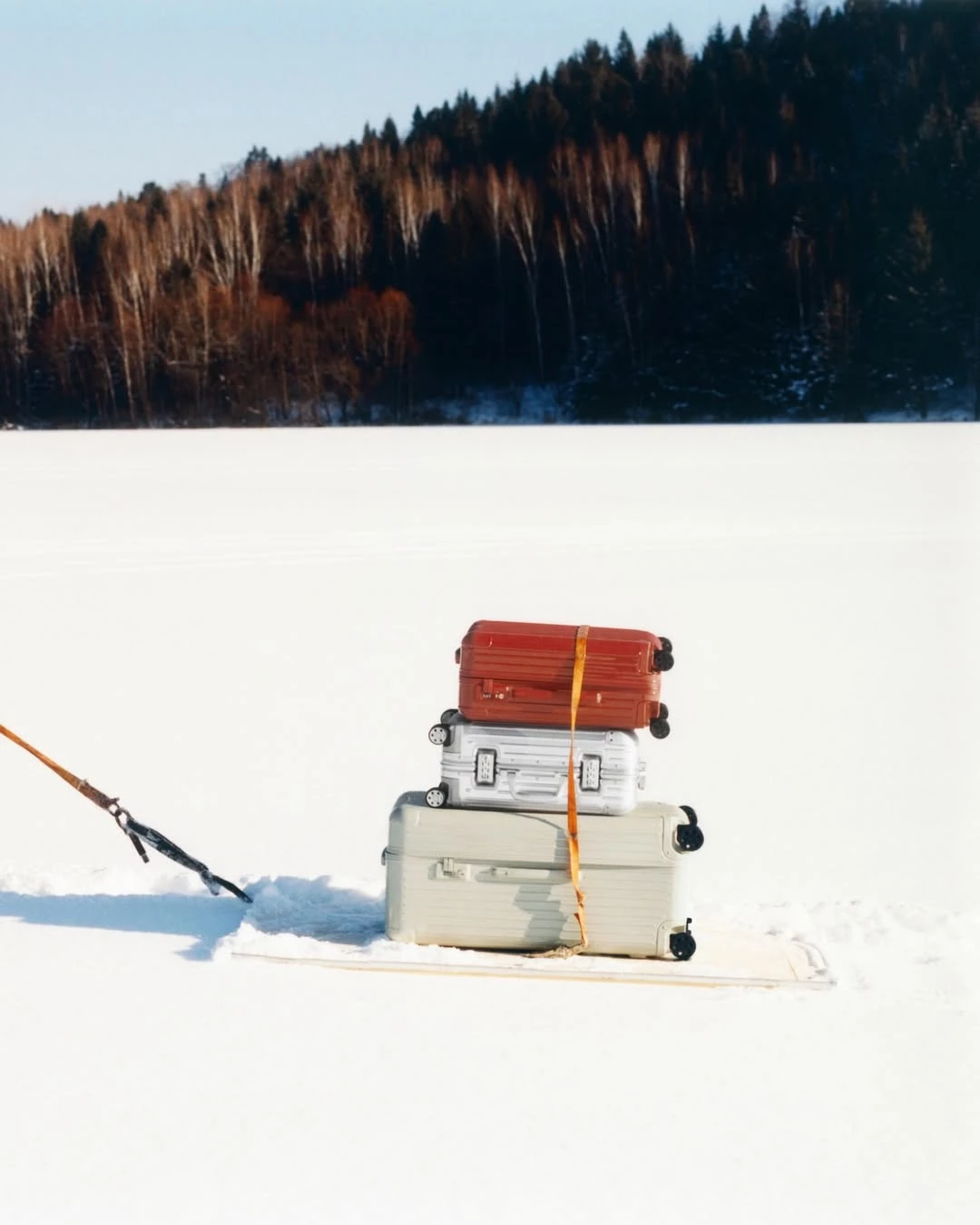 聚碳酸酯具備彈性，但並非無限承重。行李箱在托運過程中本就會承受一定壓力，若在家中儲存時再長期堆疊重物於箱體上方，可能導致局部凹陷或輪框受力不均。特別是空箱狀態下結構支撐力較弱，更不適合作為儲物承載用途。