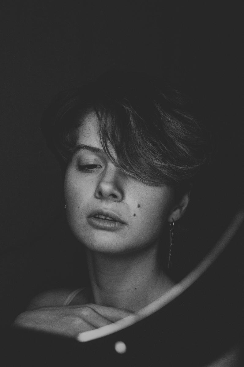 嘴角或嘴唇旁的「食痣」或「美人痣」，則是生活派的福星，代表衣食無憂、有人疼愛。