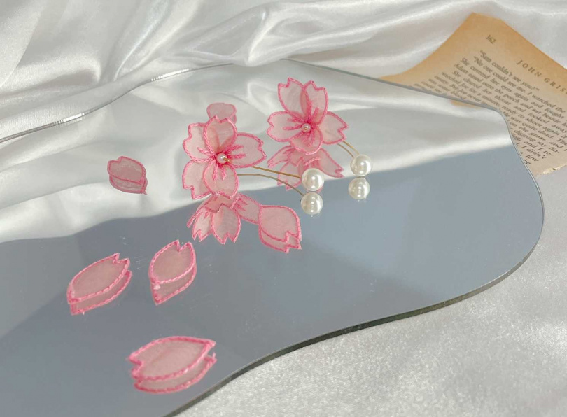 YUU YUU LAB｜刺繡兩戴式櫻花耳環（圖：Pinkoi）