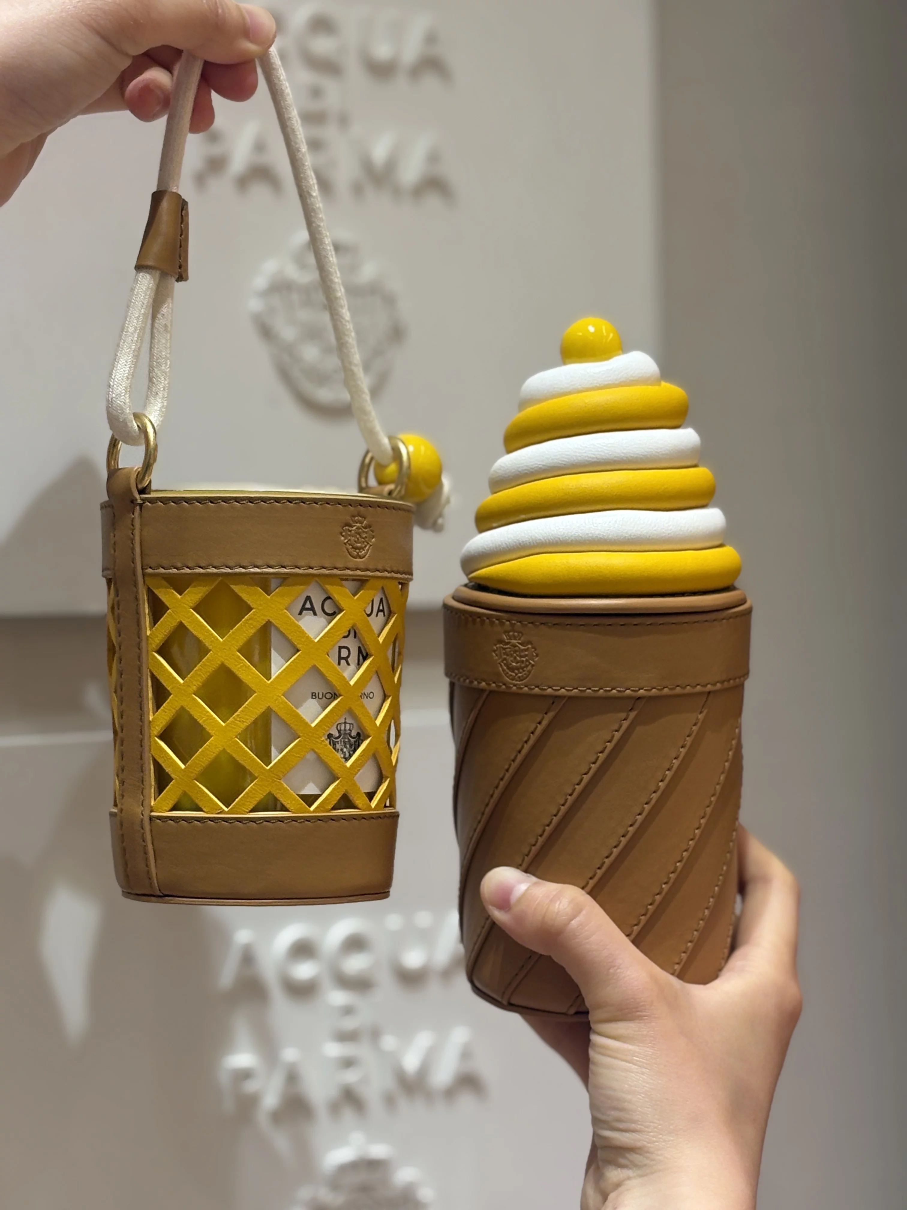 義式工藝限量香水皮革瓶蓋/餐巾環(4入)，NTD18,000；義式工藝限量香水皮革提袋，NTD7,900